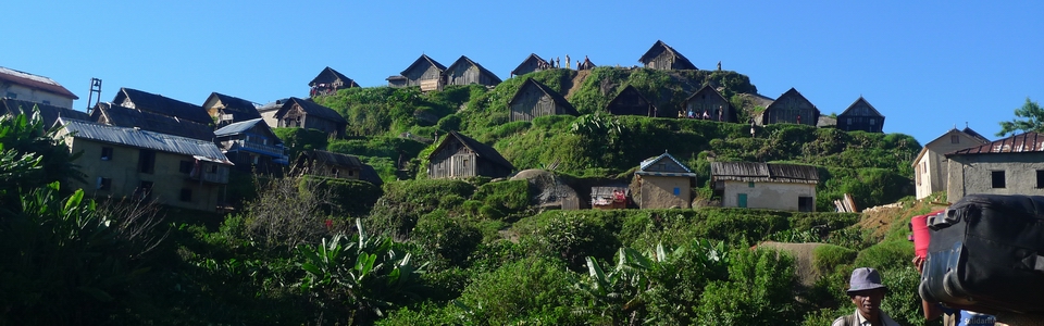Tout un village pour l'aurevoir à Babakoto.